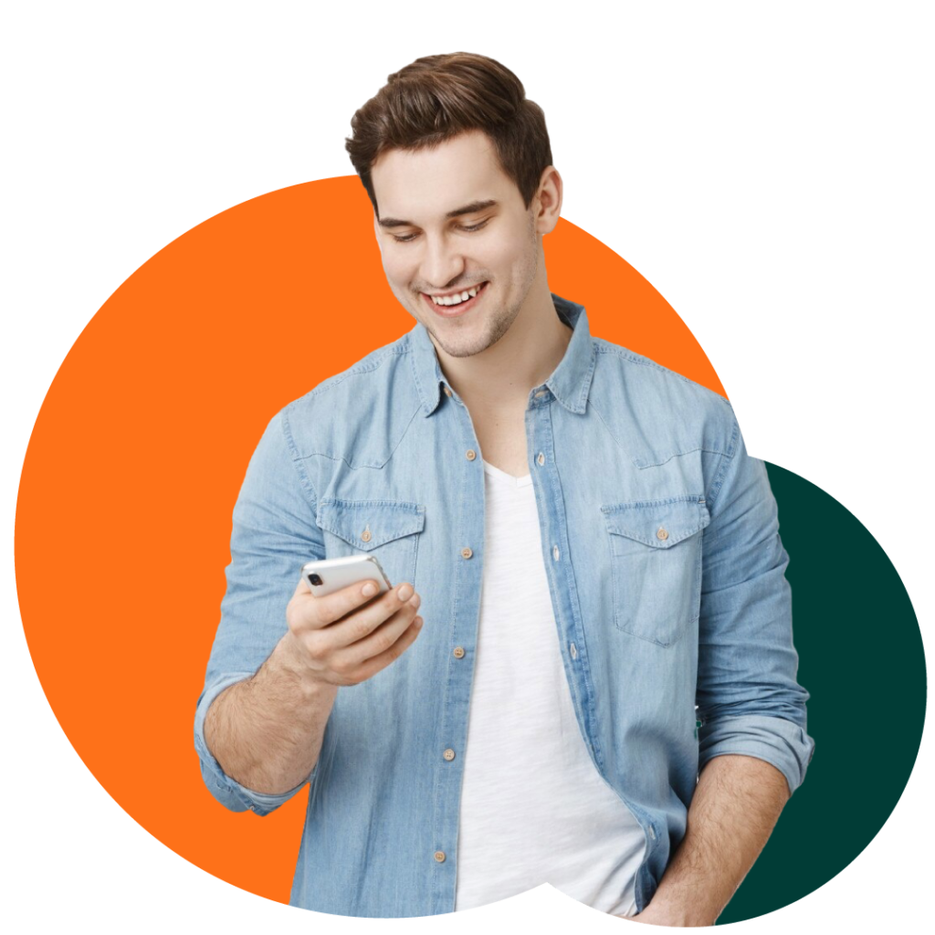 homem feliz usando o celular